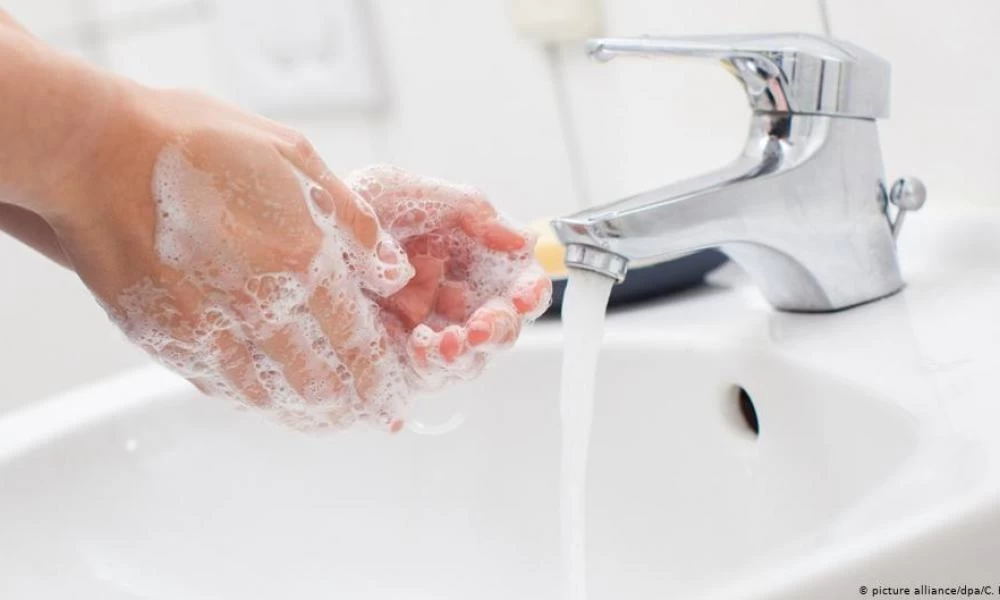 Δήλωση-«βόμβα»: Για «πολιτικούς λόγους» πρότειναν το συχνό πλύσιμο των χεριών